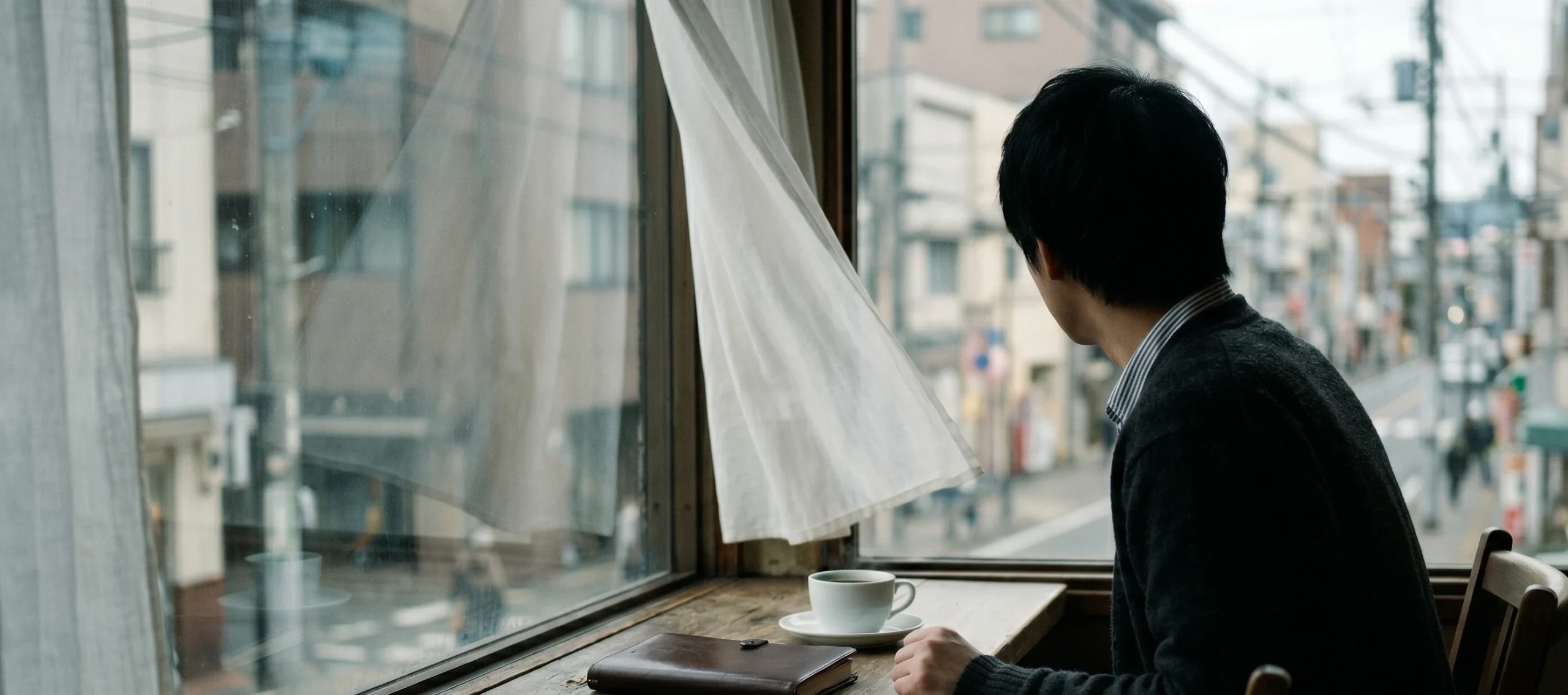 窓辺で一人考える後継者のイメージ