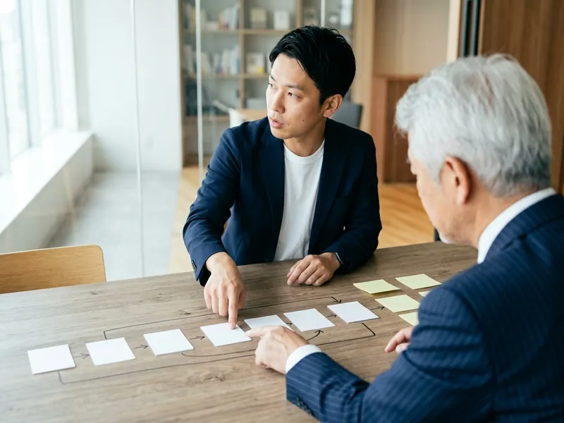 これまでの提案の経緯と、展示会で集めたリードを一緒に確かめる様子